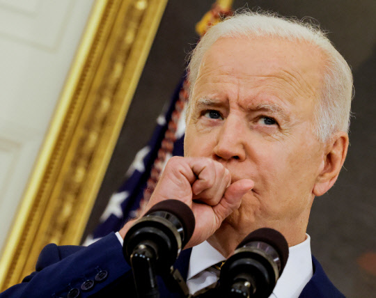 U.S. President Joe Biden speaks about the administration's coronavirus disease (COVID-19) response and the vaccination program during brief remarks in the State Dining Room of the White House in Washington, U.S., June 18, 2021. REUTERS/Carlos Barria